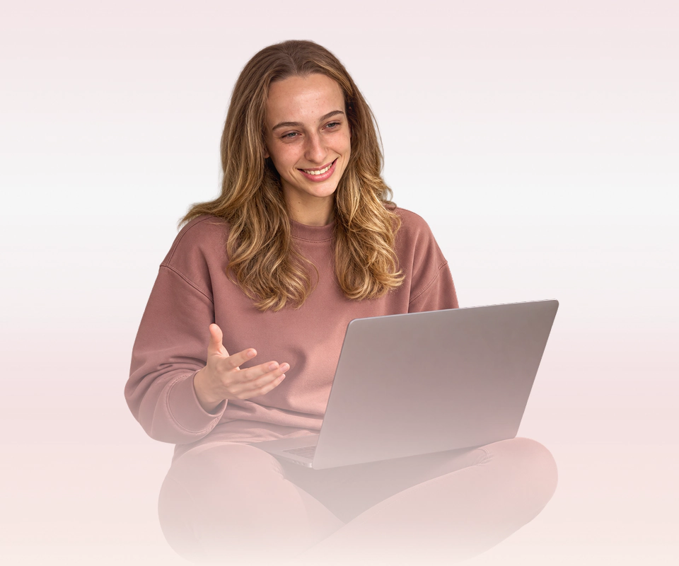 Philine tijdens een online intakecall achter haar laptop